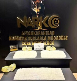 afyonkarahisarda gubre tasiyan tirda 5 kilogram uyusturucu ele gecirildi 4FIn1SI1.jpg