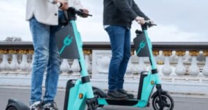 elektrikli scooter kurallari nedir kimler kullanabilir 2025 elektrikli scooter icin ehliyet hiz guvenlik kurallari SMbsIHGs.jpg