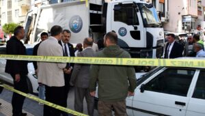 yasli adam cop kamyonunun altinda kaldi K98RtMBN.jpg